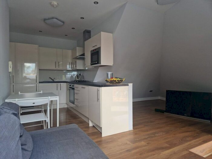 2 Bedroom Flat To Rent In Queens Avenue, London, N21