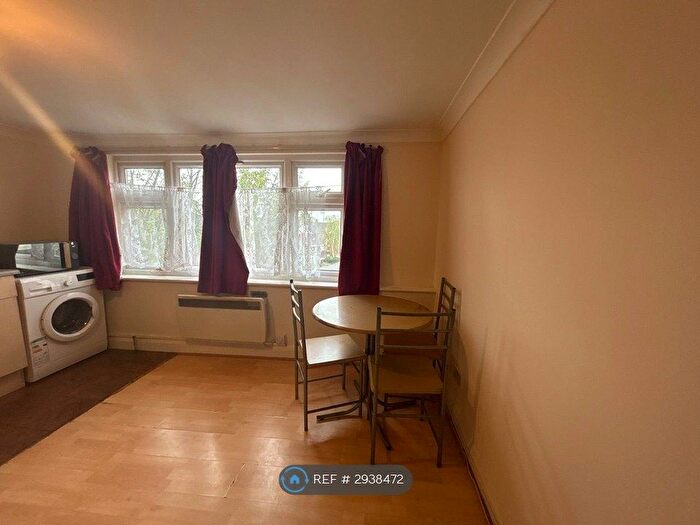 1 Bedroom Flat To Rent In Hanworth Road, Hounslow, TW3