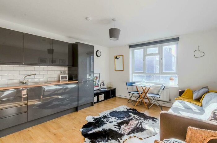 2 Bedroom Flat To Rent In Fawcett Close, Clapham Junction, London, SW11