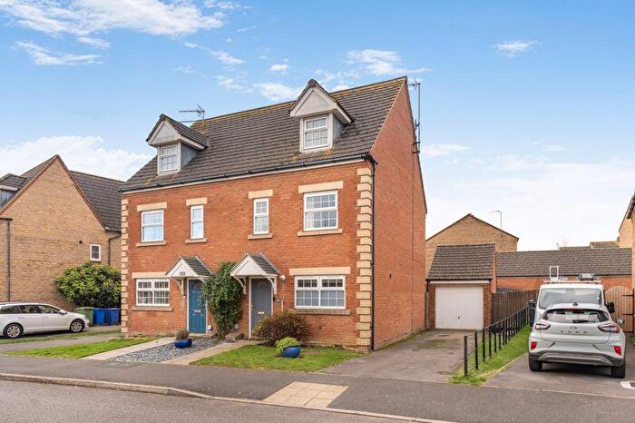 3 Bedroom Semi Detached House For Sale In Lapsley Drive, Banbury - No Onward Chain, OX16