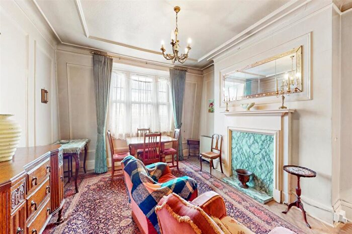 4 Bedroom Flat For Sale In Sidmouth Road, Brondesbury Park, London, NW2