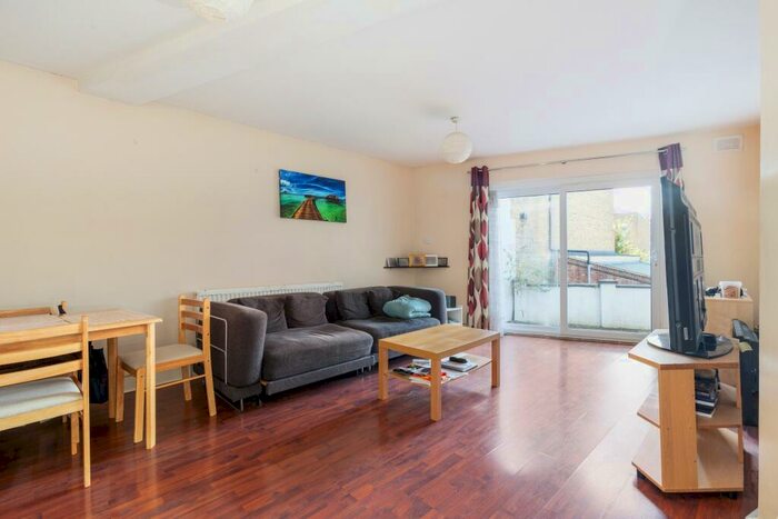 2 Bedroom Flat To Rent In Bassano Street, SE22