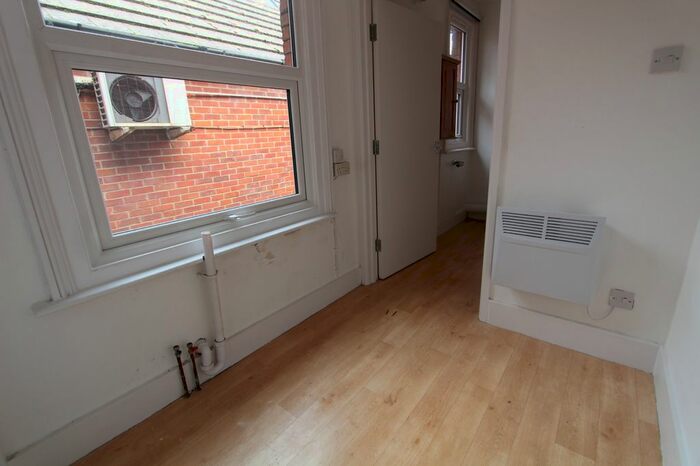 2 Bedroom Flat To Rent In Chapel Street, Petersfield, Hampshire, GU32