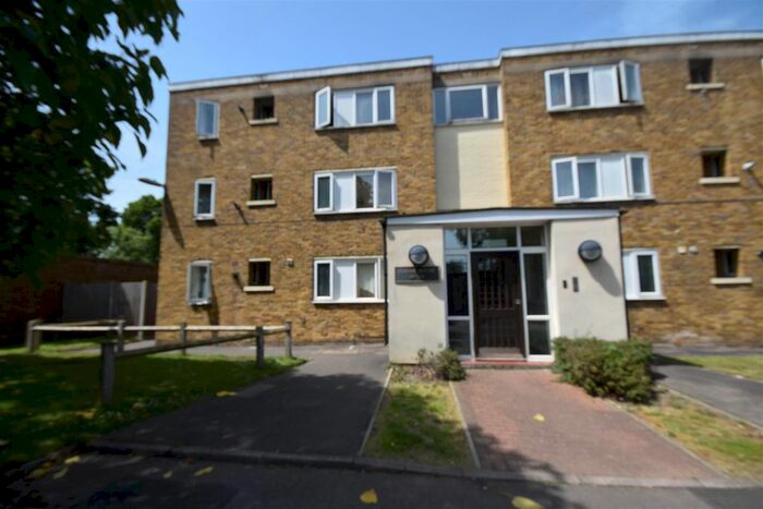 3 Bedroom Flat To Rent In Kneller Road, Whitton, Twickenham, TW2