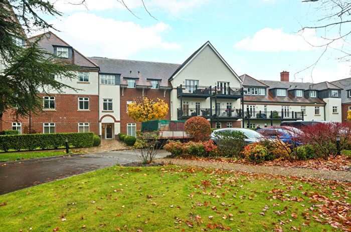 2 Bedroom Flat To Rent In Beacon Crescent, Hindhead, GU26