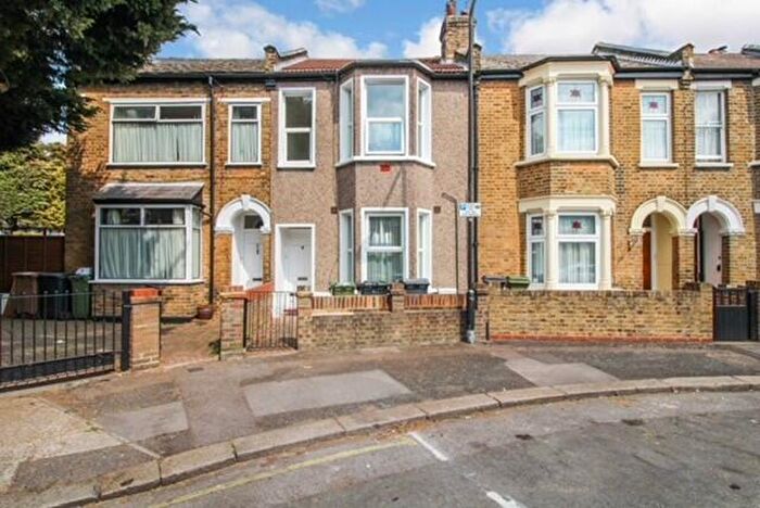 1 Bedroom Flat To Rent In The Crescent, Walthamstow, London, E17