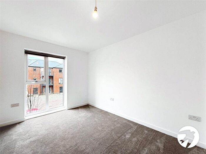 2 Bedroom Flat To Rent In Batesford Close, Kings Hill, West Malling, Kent, ME19