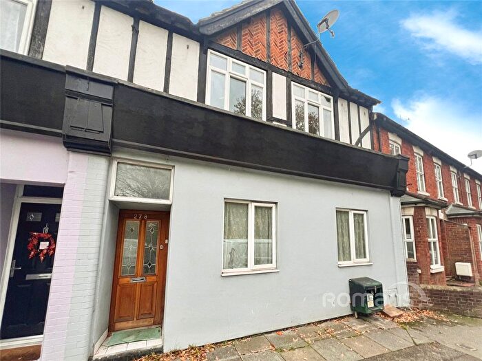 2 Bedroom Maisonette For Sale In High Street, Aldershot, Hampshire, GU12