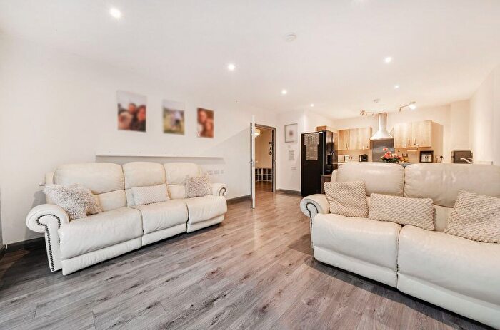 1 Bedroom Flat For Sale In Manston Court, Thornbury Way, Waltham Forest, E17