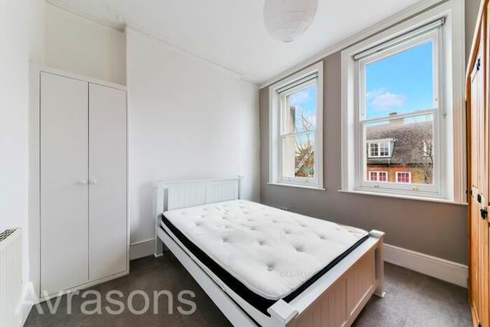 2 Bedroom Flat To Rent In Hackford Road, London, SW9