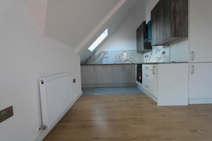 3 Bedroom Flat To Rent In Julien Road, Coulsdon, CR5