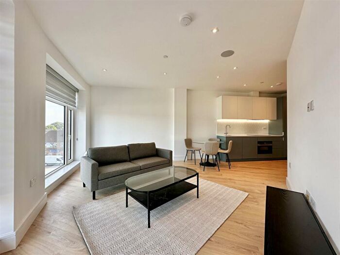 1 Bedroom Apartment To Rent In Pycroft Road, Chertsey, KT16