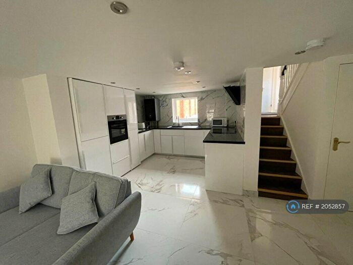 5 Bedroom Terraced House To Rent In Waylen Street, Reading, RG1