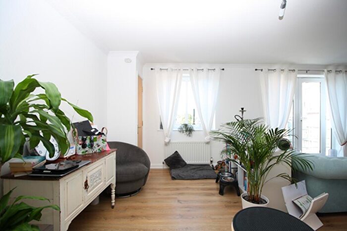 1 Bedroom Flat To Rent In Millennium Drive, Isle Of Dogs, London, E14