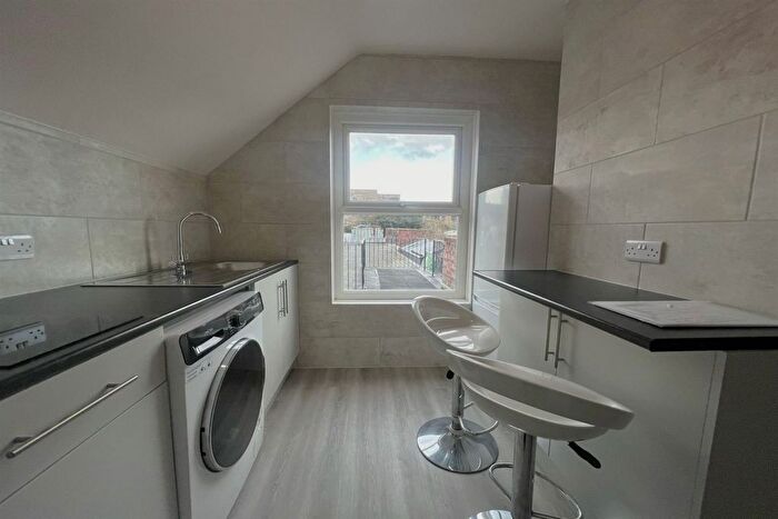 1 Bedroom Flat To Rent In Queen Street, Horsham, West Sussex, RH13