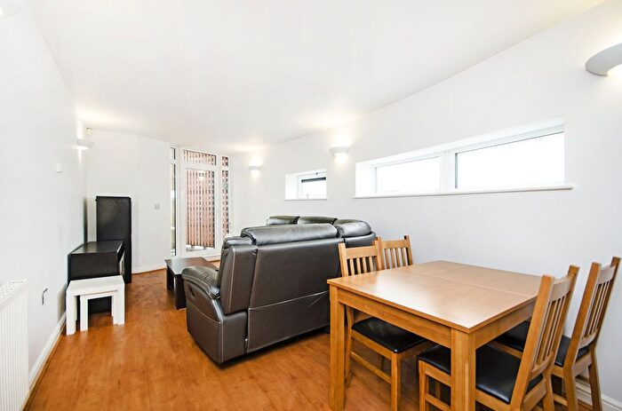 2 Bedroom Flat For Sale In Martello Street, London Fields, London, E8