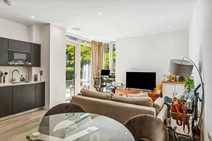 1 Bedroom Flat To Rent In Hartingtons Court, Coster Avenue, N4