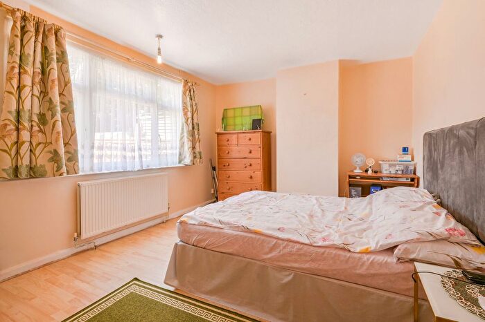 2 Bedroom Flat For Sale In Cedar Grove, South Ealing, London, W5