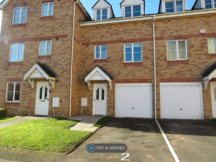 4 Bedroom Semi Detached House To Rent In Waterside Court, Oldbury, B69