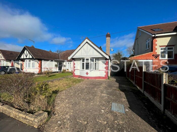 3 Bedroom Semi-Detached Bungalow To Rent In Elmroyd Avenue, Potters Bar, EN6