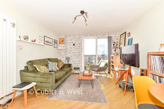 2 Bedroom Apartment For Sale In Goldsmith Avenue, Southsea, Hampshire, PO4