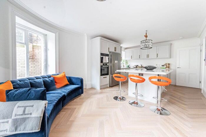 3 Bedroom Flat To Rent In Drayton Gardens, Chelsea, London, SW10