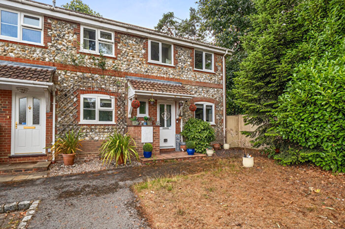 3 Bedroom End Of Terrace House For Sale In Barnett Lane, Lightwater, Surrey, GU18