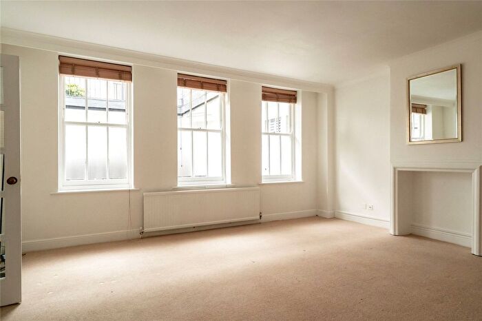 1 Bedroom Flat For Sale In De Vere Mews, Kensington, London, W8
