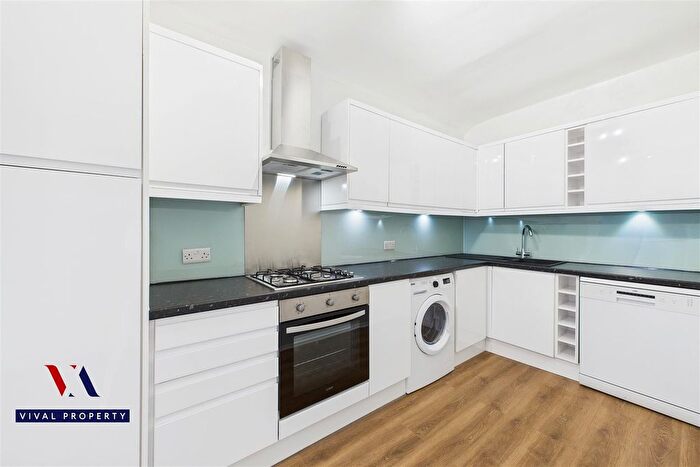 4 Bedroom Flat To Rent In Ash Grove, London, NW2