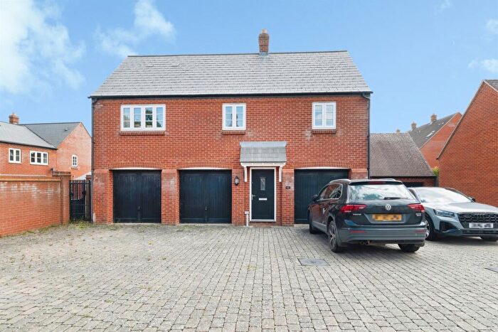 2 Bedroom Coach House For Sale In Poppyfields Way, Brackley, NN13