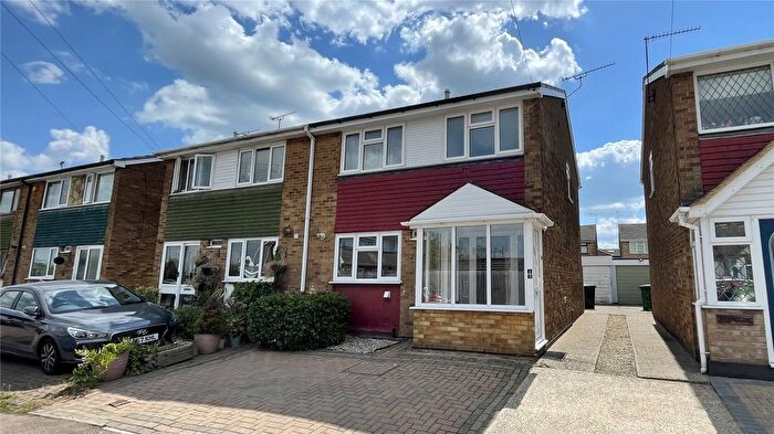3 Bedroom Semi-Detached House For Sale In Halt Drive, Linford, Essex, SS17