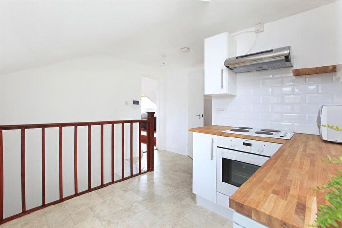 1 Bedroom Flat For Sale In Battersea Park Court, - Battersea Park Road, SW11