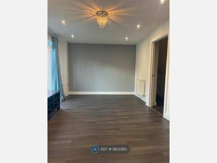 4 Bedroom Terraced House To Rent In Foxboro Road, Redhill, RH1