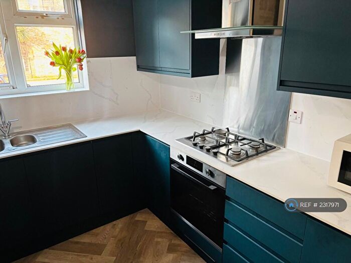 3 Bedroom Flat To Rent In Brierly Gardens, London, E2