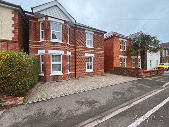 4 Bedroom Detached House To Rent In Markham Road, Bournemouth, BH9