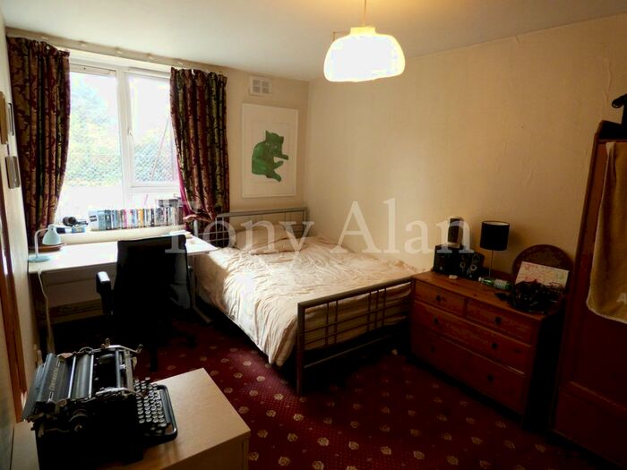 3 Bedroom Flat To Rent In Evering Road, London, E5