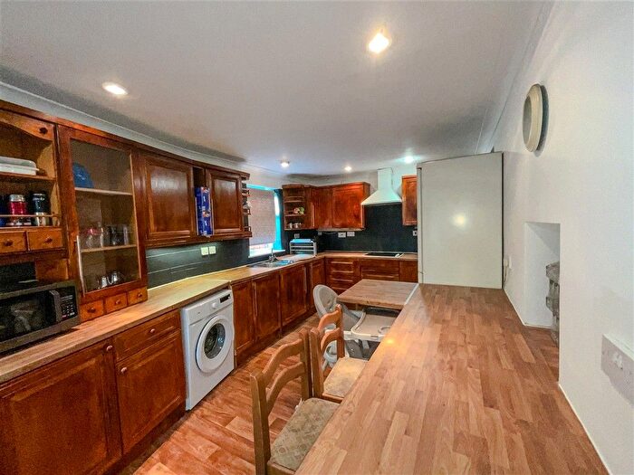 3 Bedroom Semi-detached House For Sale In Stuart Evans Close, Welling, Kent, DA16