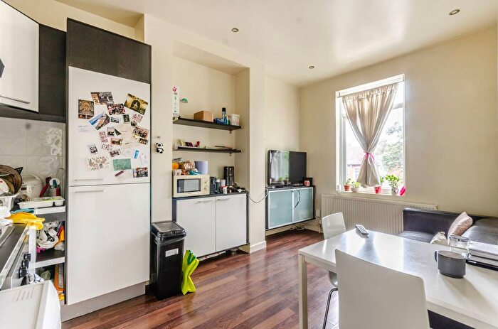 2 Bedroom Flat To Rent In Lordship Lane, East Dulwich, London, SE22