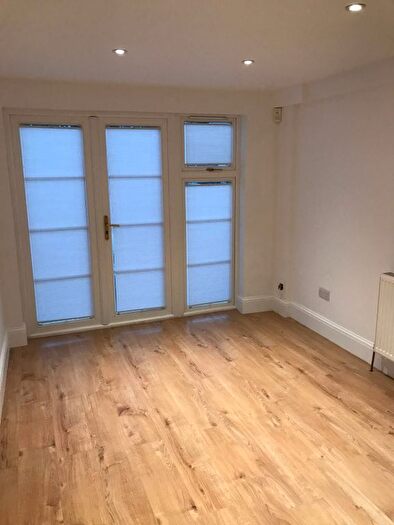 Studio To Rent In De Montfort Road, London, SW16