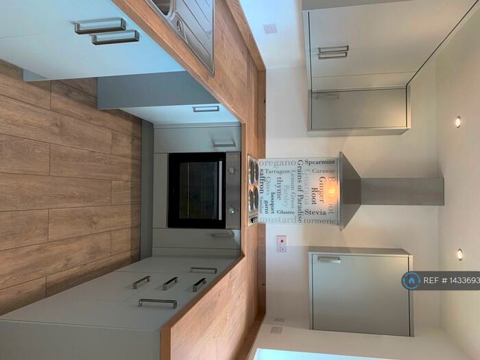 2 Bedroom Flat To Rent In Ferndown Court, Alton, GU34