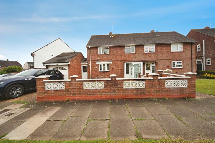3 Bedroom Semi Detached House For Sale In Whipperley Way, Luton, LU1
