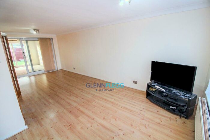 3 Bedroom House To Rent In Hadlow Court, Slough, SL1