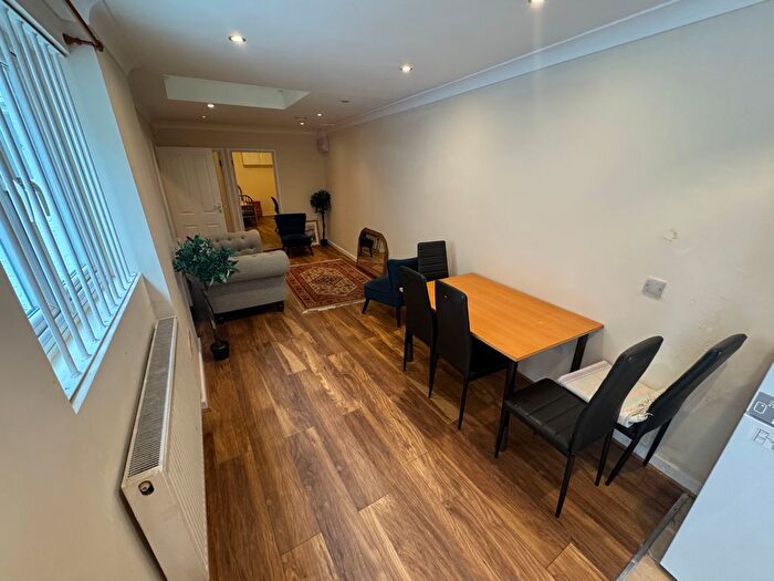 2 Bedroom Flat To Rent In Upper Tooting Road, London, SW17
