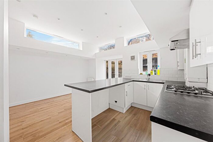 2 Bedroom Flat To Rent In Coningham Road, London, W12