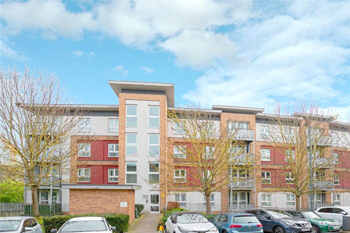 2 Bedroom Flat For Sale In Langhorn Drive, Twickenham, TW2