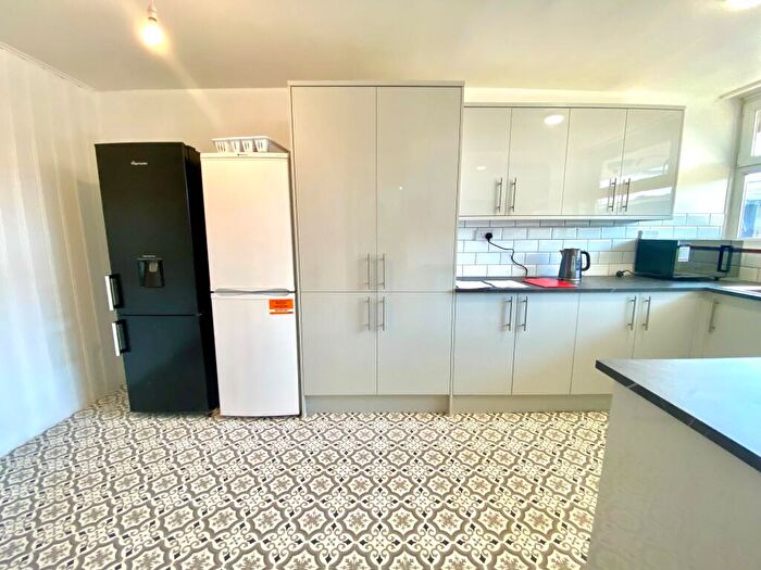 3 Bedroom Flat To Rent In Colstead House, Watney Market, E1