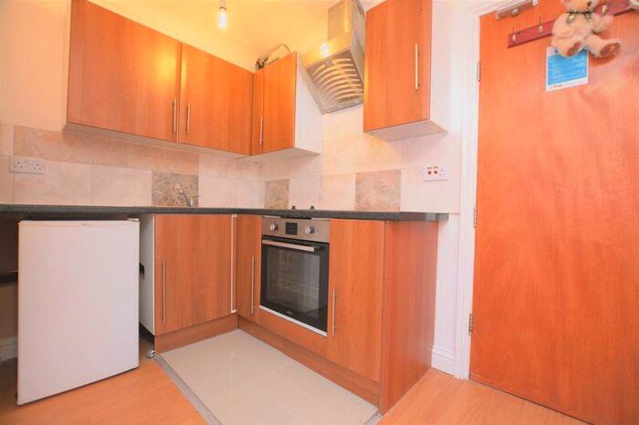 Flat To Rent In Albert Street, Slough, SL1