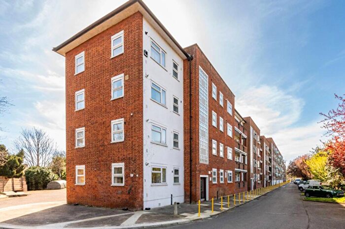 2 Bedroom Flat To Rent In Chertsey Court, Mortlake, London, SW14