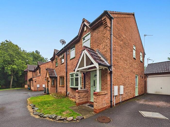 3 Bedroom Semi Detached House For Sale In Merlin Close, Wilnecote, Tamworth, B77