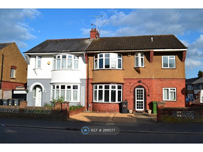 4 Bedroom Semi-Detached House To Rent In Bancroft Road, Luton, LU3